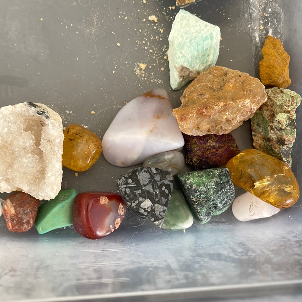 Miscellaneous crystal bundle with geode